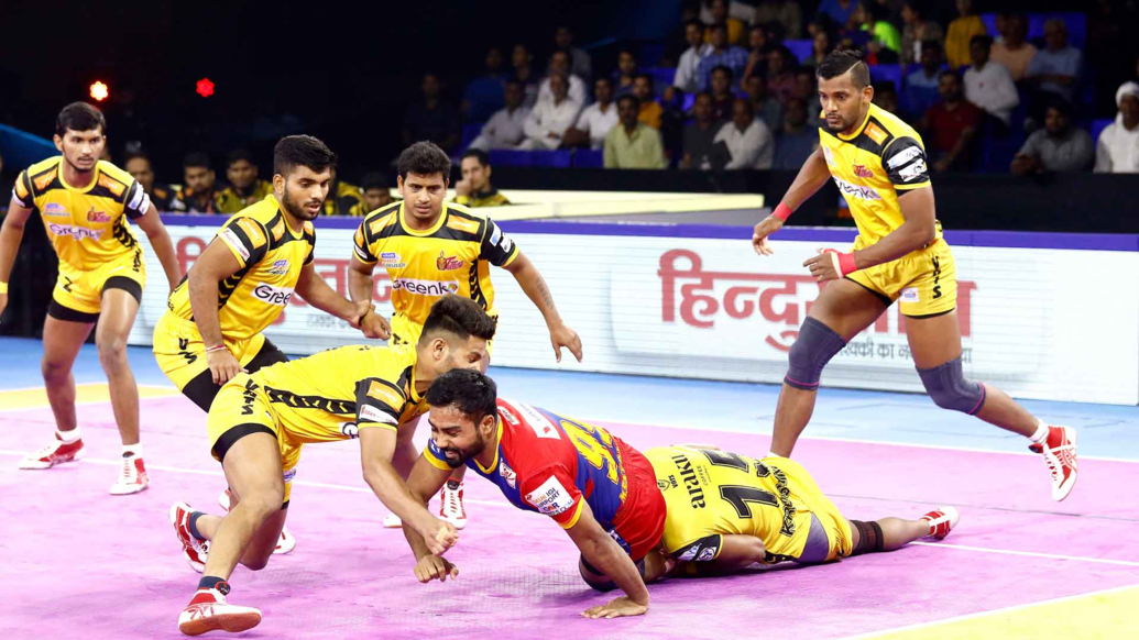 Monu Goyat tackled by Telugu defenders