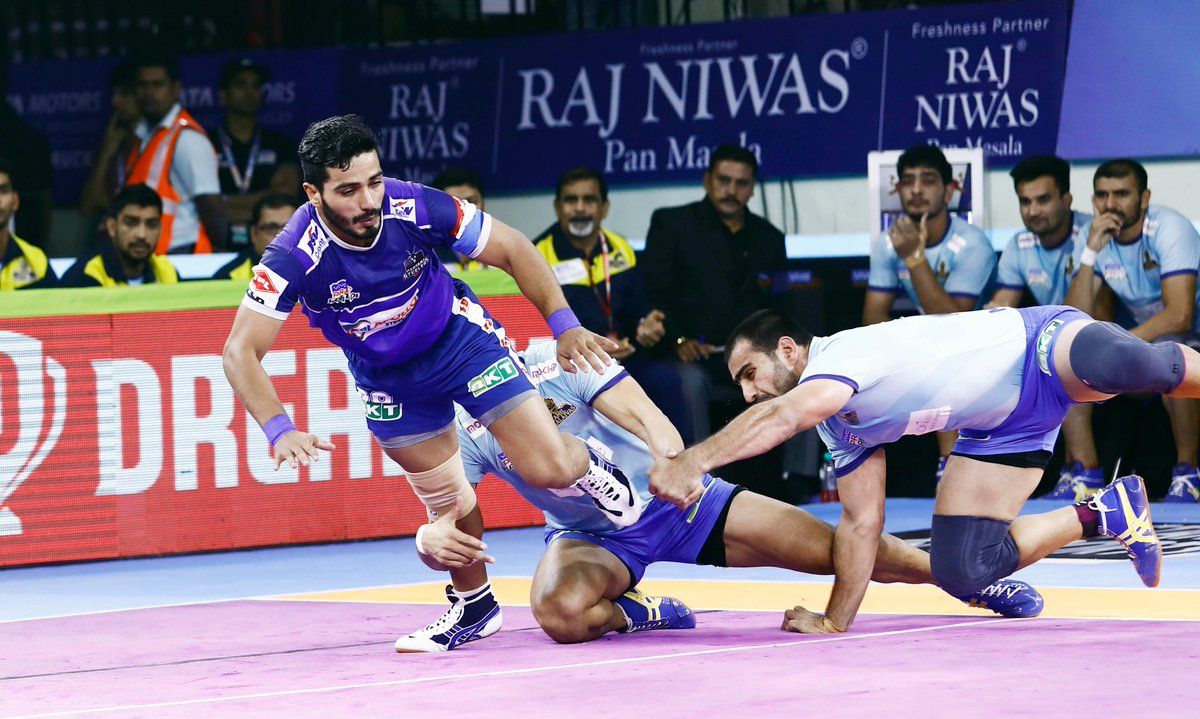 Vikas Khandola making his way out of the Thalaivas' hold