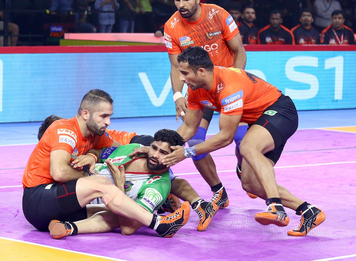 Pardeep tackled by U Mumba defenders