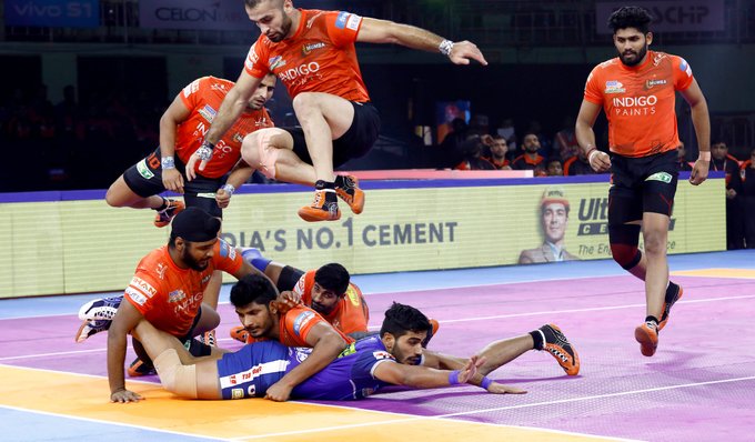 Vikas Khandola tries to make way to the half line from the U Mumba defenders