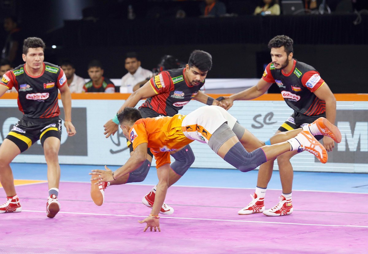 Pankaj Mohite leaping in the Bulls' half for a point