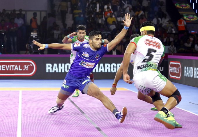 Vikas Kandola completing his Super 10 with a touch point against Patna Pirates