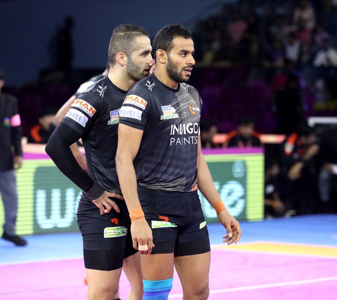 U Mumba skipper Fazel Atrachali giving notes to Abhishek Singh before his raid