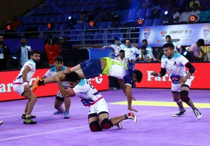 Pondicherry Raider escapes the defenders of Haryana Heros