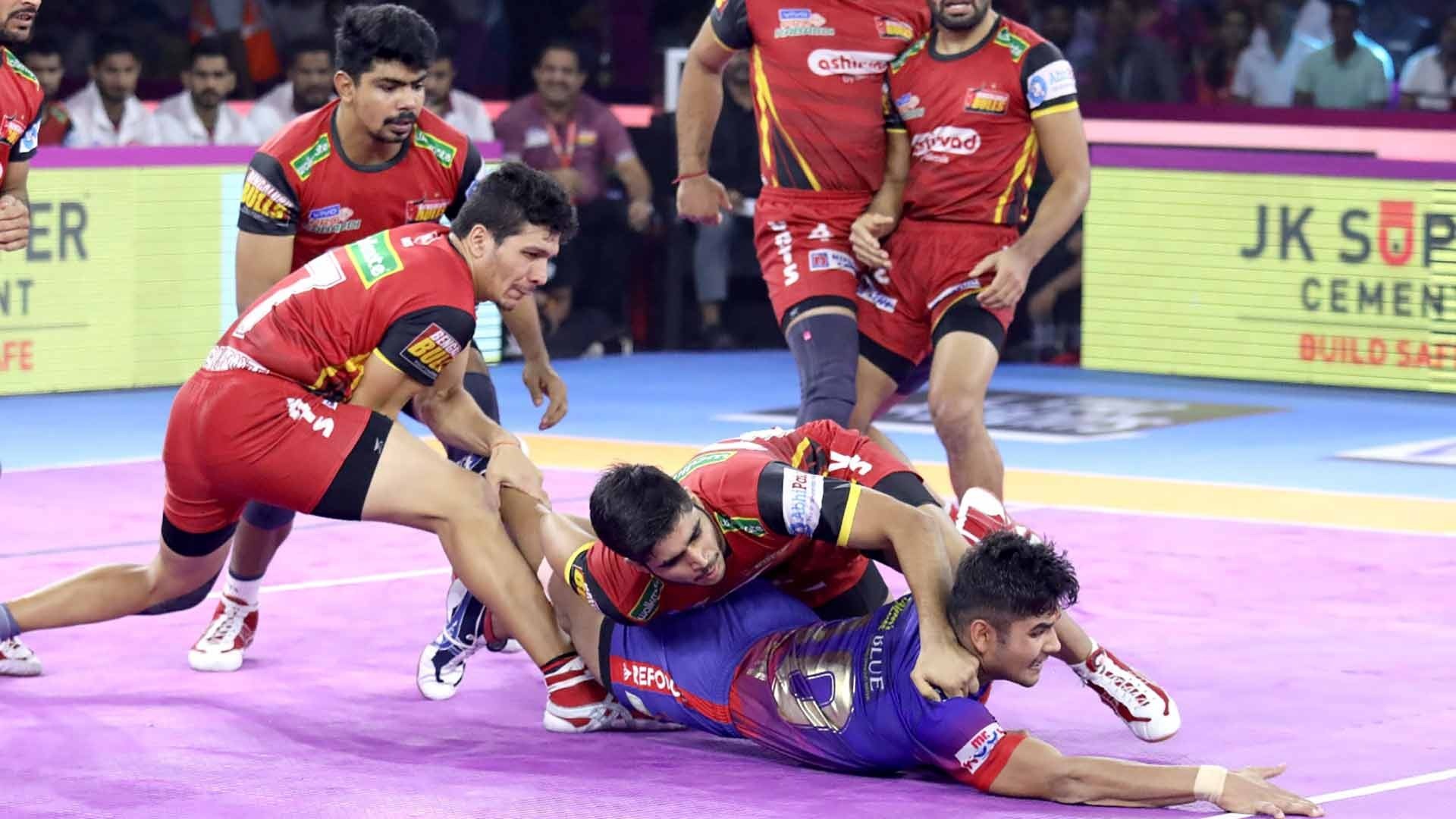 Bengaluru's defense fails to tackle Naveen Kumar