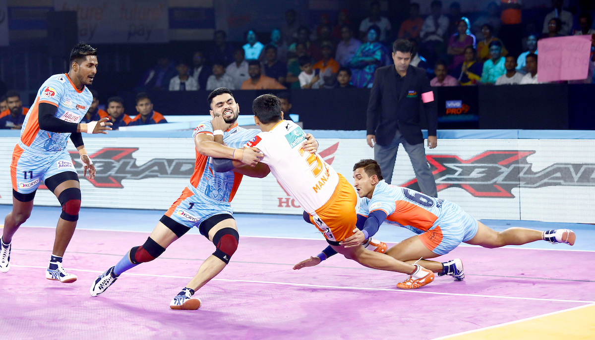 Mnajeet tackled by Bengal Warriors