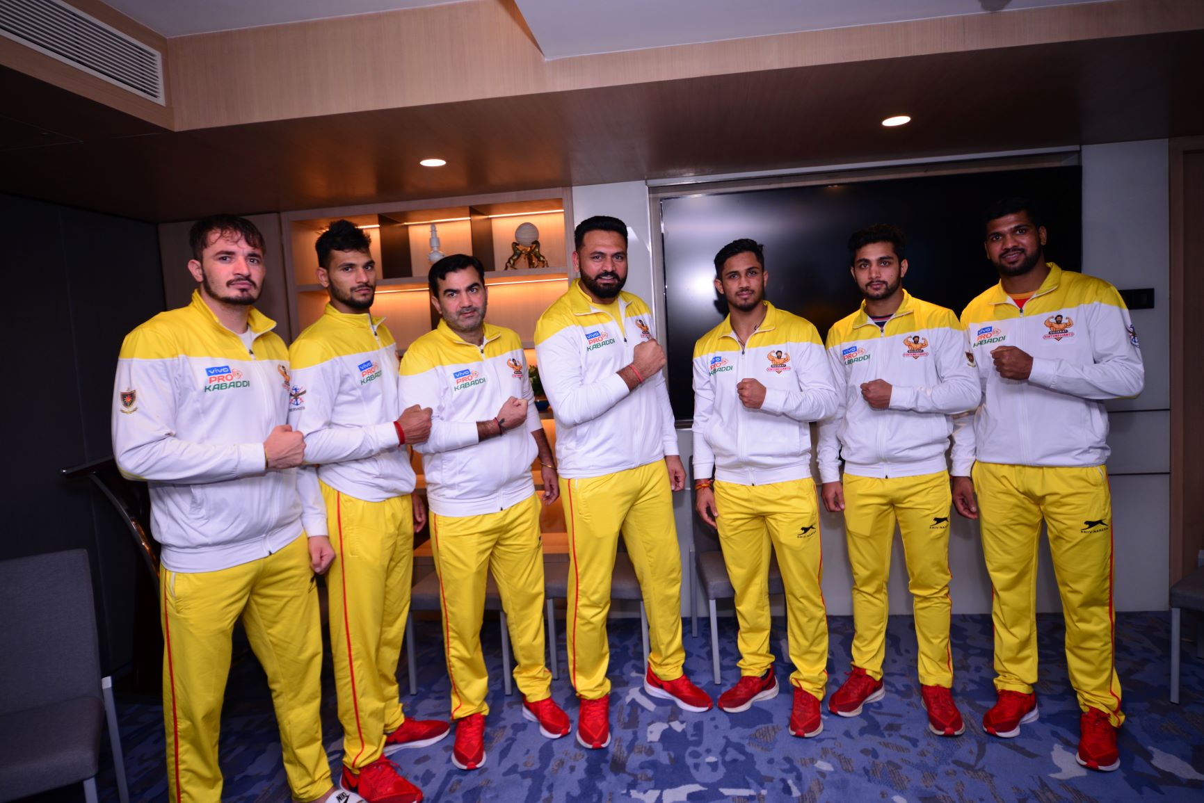 Gujarat fortunegiants coach with players