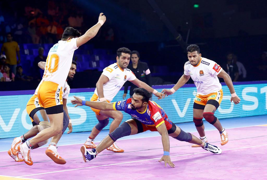 Puneri Paltan defense against U.P. Yoddha's Monu Goyat