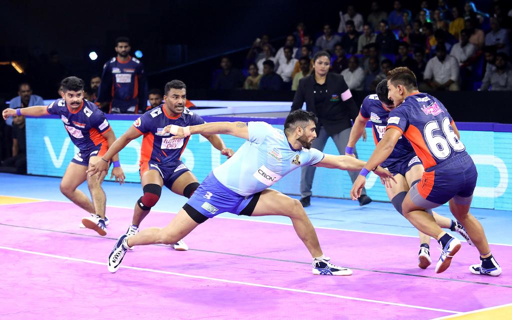 Rahul Chaudhari raiding against Bengal Warriors