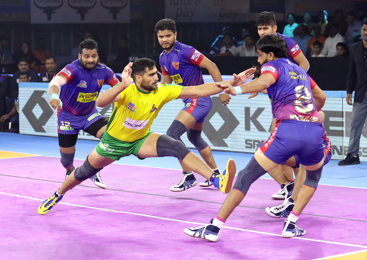 Rahul Chaudhari raiding against Dabang Delhi