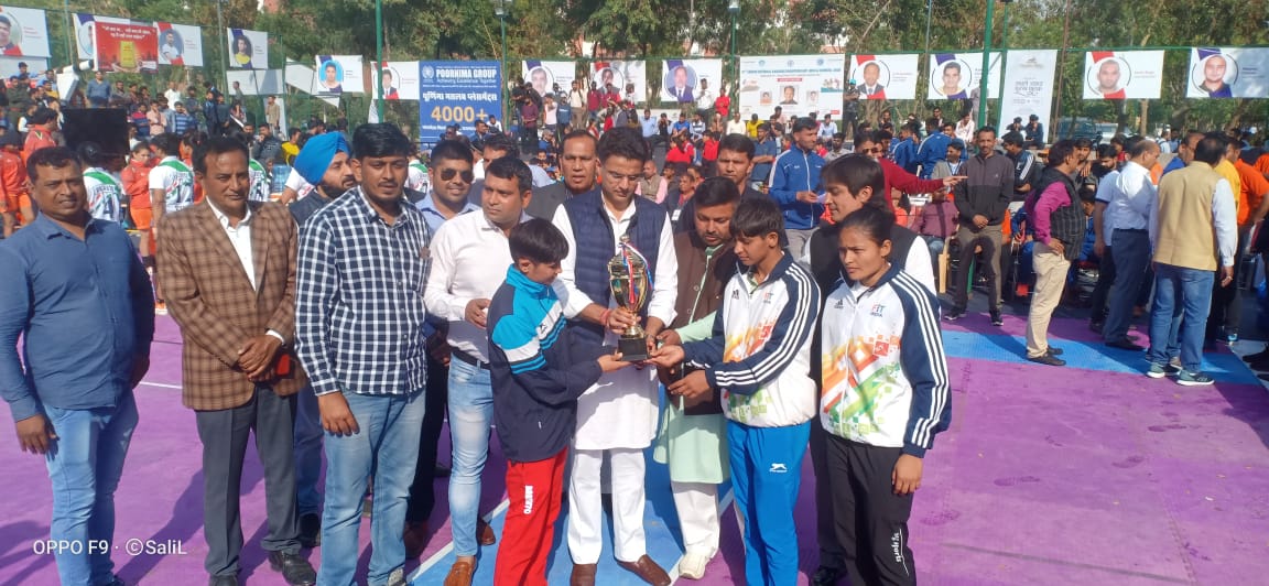 Tejnarayan Madhav along with the Jharkhand women's team