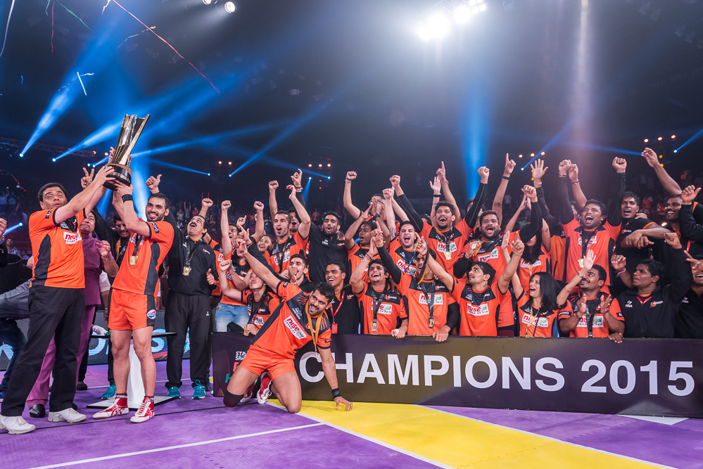 U Mumba team with PKL 2 trophy