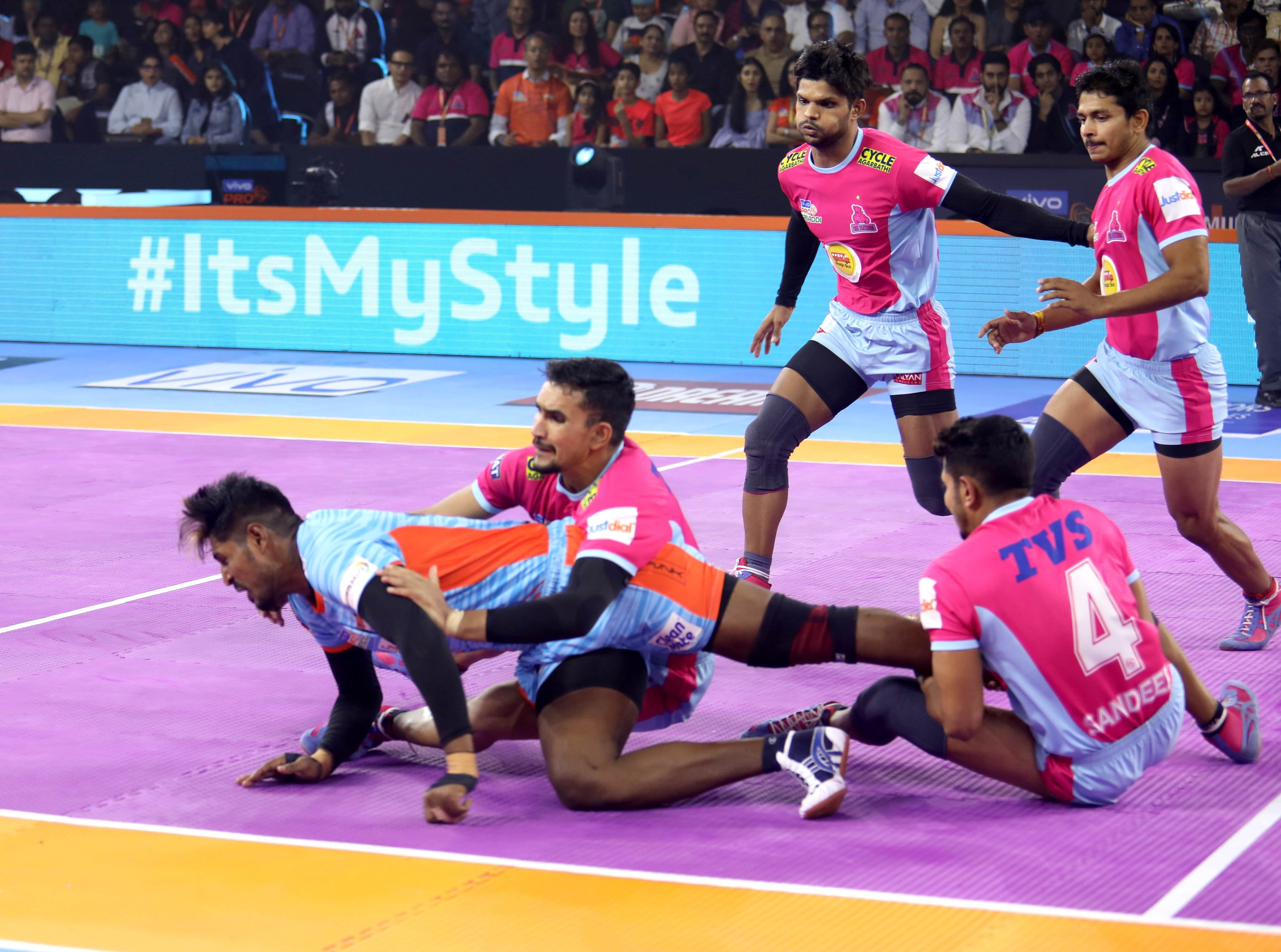 Prabhanjan tackled by Jaipur players