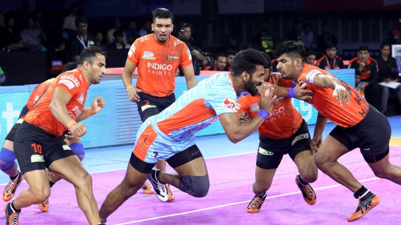 Sukesh Hegde escape s a formidable looking U Mumba defense