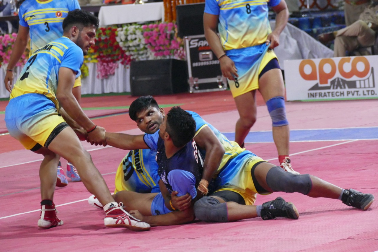 Kabaddi action from Senior National