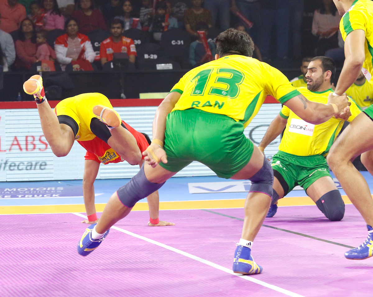 Gujarat Fortune Giants raider against Tamil Thalaivas