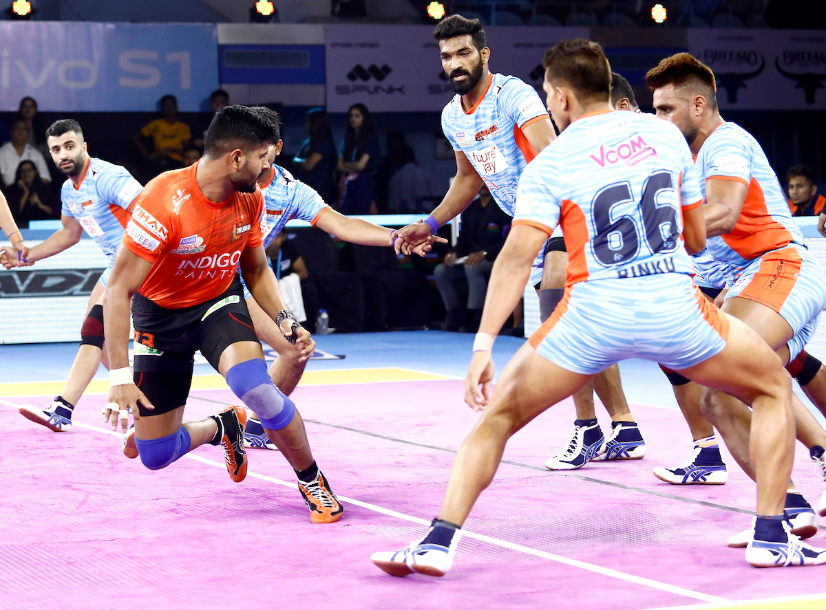 U Mumba raider against Bengal Warriors