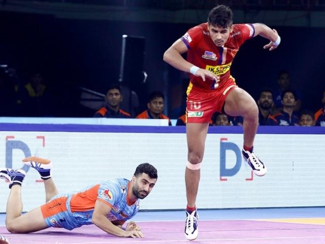 Naveen Kumar leaps to fetch a point for Dabang Delhi