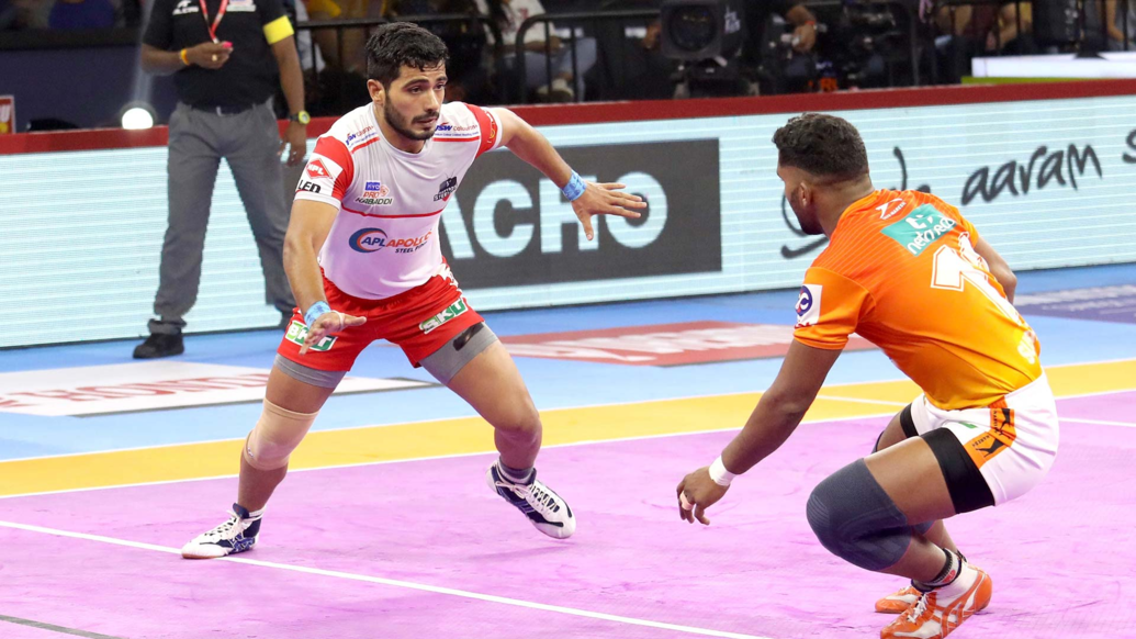 Vikas Kandola against Surjeet Singh. Image courtesy: Vivo Pro Kabaddi