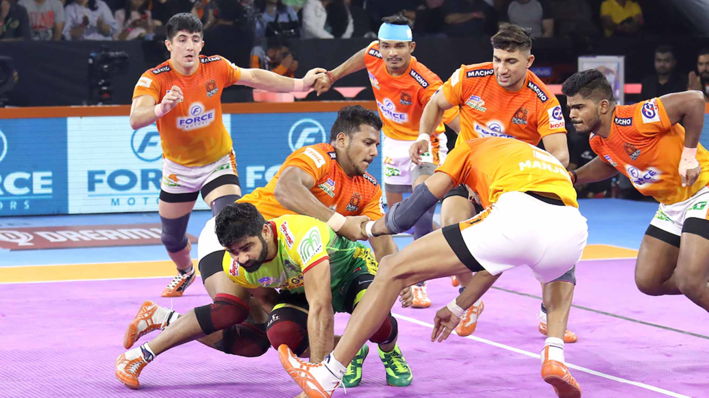 Pardeep Narwal performing Dubki, results in Multi point raid. Iamge courtesy: Pro Kabaddi