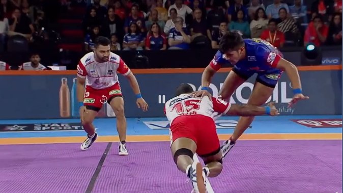 Naveen Kumar Dominates Haryana Steelers in the First Half