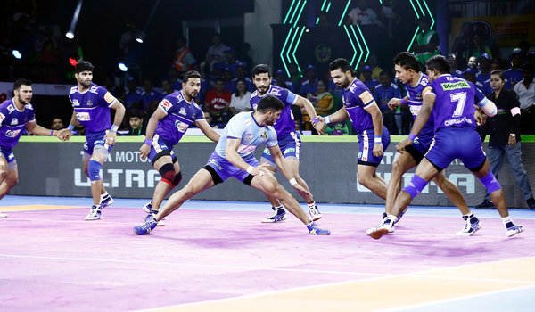 Haryana Steelers defenders