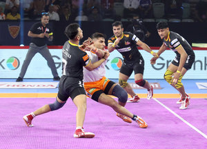 Puneri Paltan raider against Telugu Titans