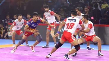 Haryana Steelers defenders