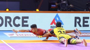 Naveen against Telugu Titans