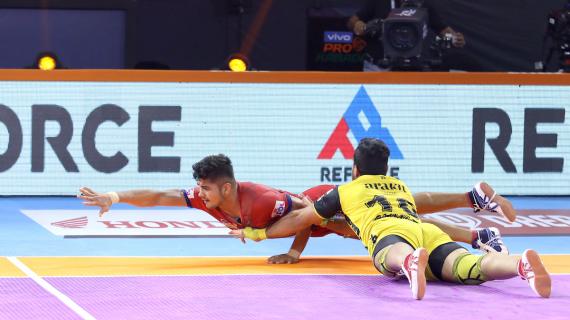 Naveen against Telugu Titans