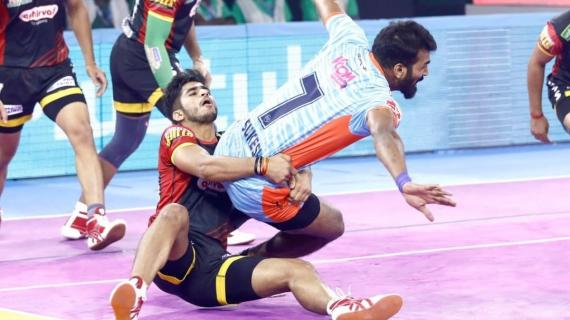 Image credit to Bengaluru Bulls instagram handle. Saurabh Nandal tackling Sukesh Hegde